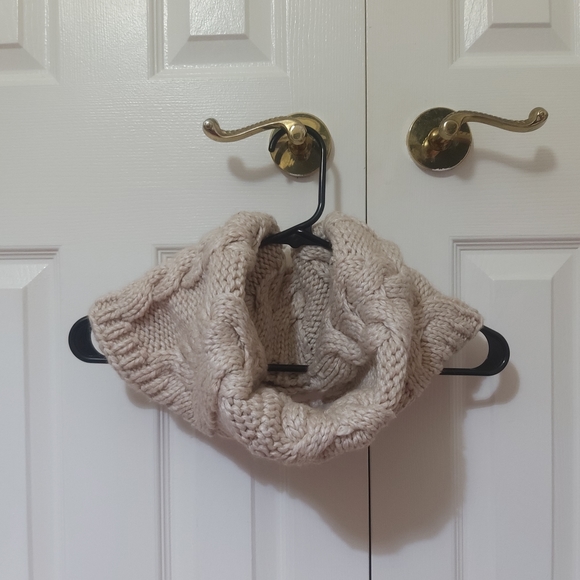 💙 3/$25 GAP beige cable knit infinity scarf with wool - Picture 2 of 6